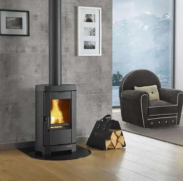 Poêle à bois en fonte LA NORDICA Brigitta.16 – 4,7 kW compact, Flamme Verte 7*