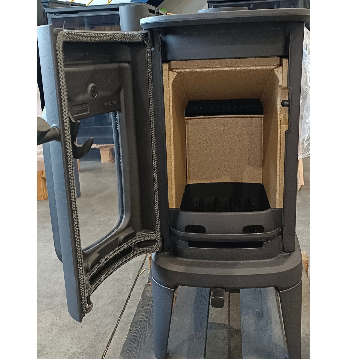 Poêle à bois en fonte DOVRE Saga 101 7,5 kW – design intemporel, EcoDesign 2022 – Image 8